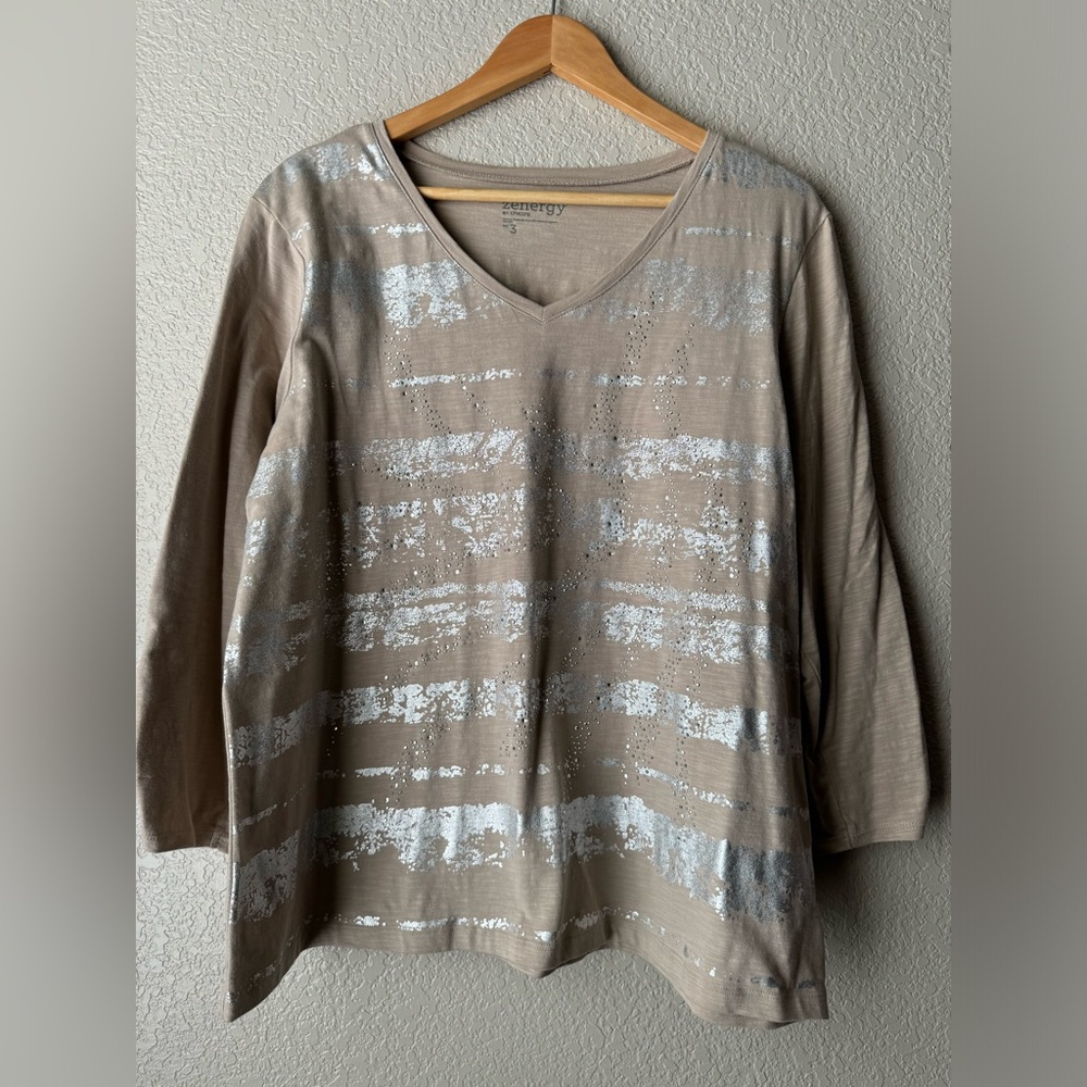 Zenergy by Chico’s Beige and Silver Long Sleeve V Neck Tee Size 3 (L)